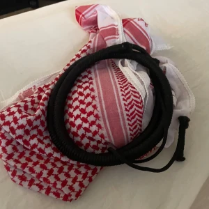Keffiyeh - En Keffiyeh med en Agal (ett svart band)  Bra skick 56cm omkrets 