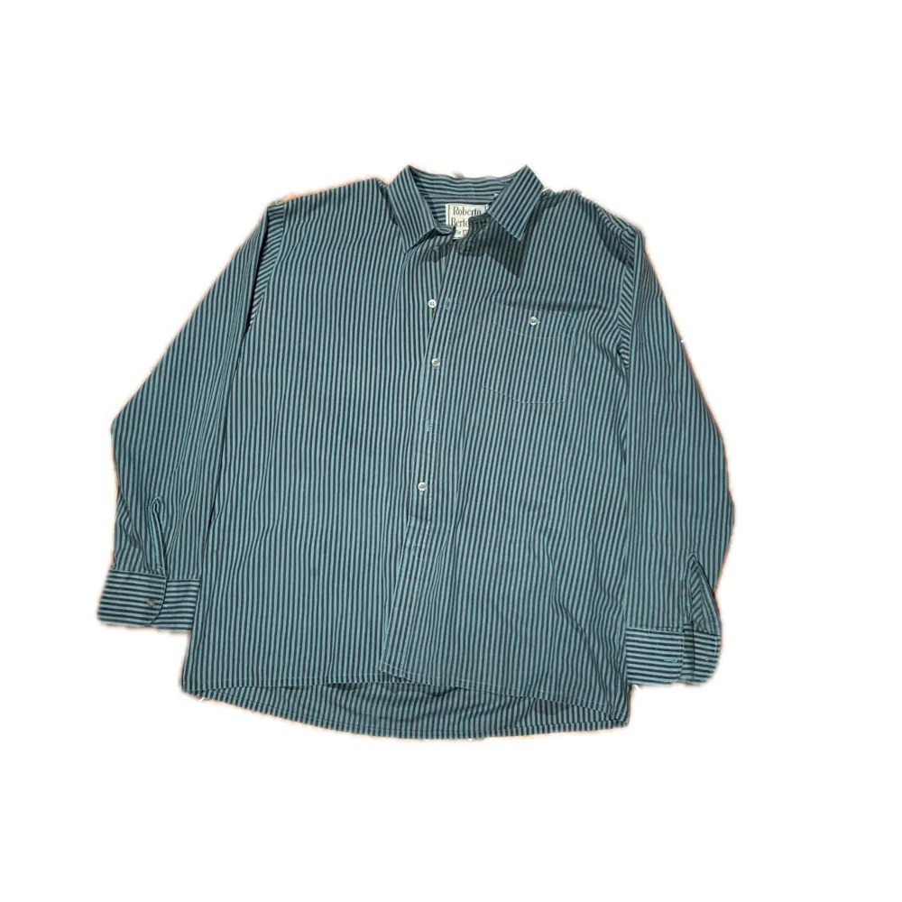 Italiensk vintage skjorta från Roberto Bertolucci. Perfekt till sommaren. Mycket fint skick, inga brister. Skjortor.