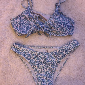 Blommig bikini - Super söt blommig bikini som inte kommit till användning! Passar A/B/C kupa.