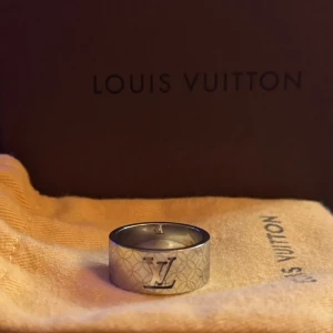 Lv Ring - Ring från Louis Vuitton’s Champs-Elysées kollektion 🌟  Väldigt fint skick, box och dustbag ingår!  Tveka inte att kontakta vid eventuella frågor!🌴 
