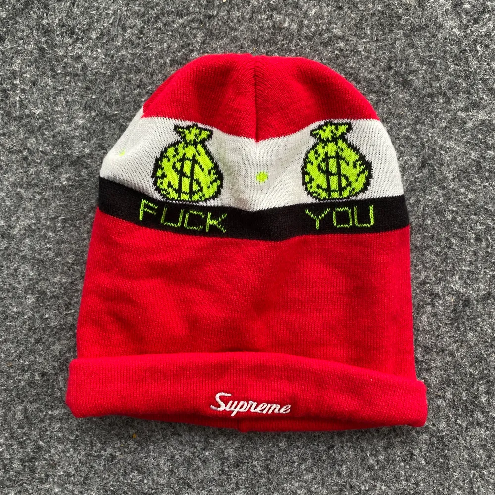 Äkta Supreme mössa, perfekt till kyliga dagar. One-size. Köpt på Supreme egna hemsida. 10/10 condition. Hör av er vid eventuella frågor!!. Asusteet.