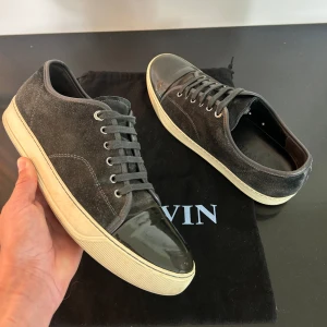 Lanvin skor - Säljer dessa lanvin skorna i bra skick | skick 7/10 | skorna är i UK 9 motsvarar 43-44 | Tillkommer skorna |skriv vid minsta fundering 💭 