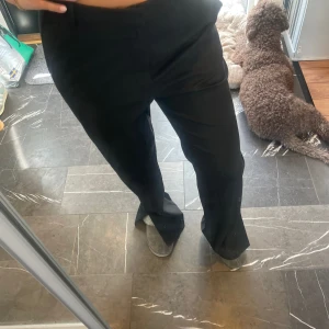 Kostymbyxor - Supersnygga svarta kostymbyxor med slits nertill från Zara som tyvärr är för stora för mig, är 170 o de är långa i benen!