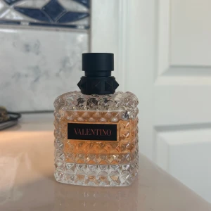 Valentino parfym - Valentino Donna born in Roma coral fantasy. Säljer då jag köpte fel, väldigt sparsamt använd, se bild. God doft som håller länge!  Nypris: 1400kr Mitt pris: 999kr