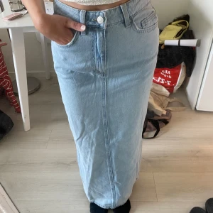 Ljusblå jeanskjol - Helt oanvänd jeanskjol i mjukt och skönt material. Sitter så fint. Köpte för 450 kr