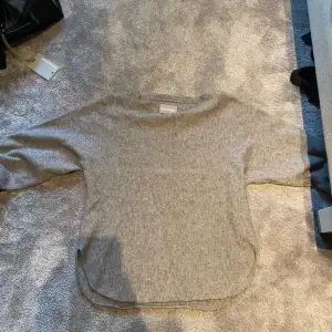 Säljer denna Zadig tröja med 100% kashmir. Skriv om ni har några funderingar. Den är i storlek M men den är liten för att vara den storleken.