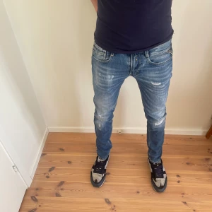 Replay Anbass - Säljer mina riktigt feta replay anbass jeans. De har några riktigt softa rips och är i bra kondition. Tveka inte om du har några frågor eller funderingar. Mvh