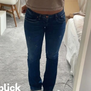 Ltb jeans - Säljer dessa trendiga ltb jeans i modellen valerie. De är lågmidjade och bootcut. Säljer endast då jag har ett par liknande. De har en liten slitning vid bakfickorna, men det är inget man tänker på, kan skicka bilder om det önskas. 