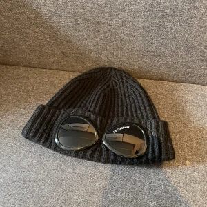 CP Company mössa - Säljer en fet CP company mössa som är använd ett fåtal gånger.
