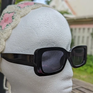 Vintage retro solglasögon  - Nya och aldrig använt  Kontakta mig ifall vill du ha flera bilder  Hårband finns bland mina annonser 