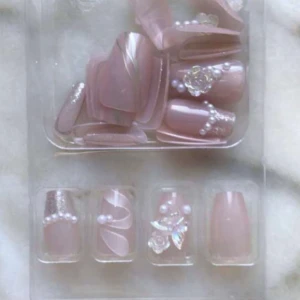 Naglar  - Den är fin och man får med sig nagelfil och lim