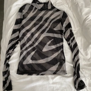 Genomskinlig långärmad tröja  - Använd fåtal gånger🖤