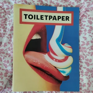 Toiletpaper magazine - Så cool konst magazine som jag köpte i Berlin x antal år sen. I mycket bra skick! 