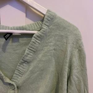 Grön kofta  - Grön kofta i mycket bra skick, skrynklig men går att fixa!