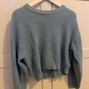 Blå stickad tröja  - Super mysig tröja som inte kommit till användning.