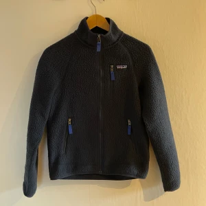 Patagonia Fleece - Hej säljer nu min fina Patagonia Fleece i bra skick! Storlek XS.🔥 Väldigt sparsamt använd. Perfekt för dom kalla sommarnätterna.☀️ 