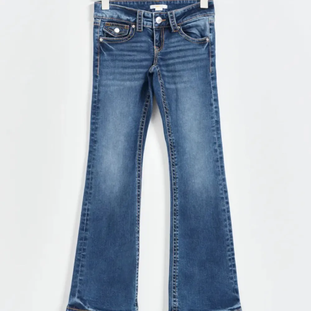 Säljer mina lågmidjade jeans då de inte passar längre. Använda fåtal gånger, inga defekter. Köparen står för frakt!💕. Jeans & Byxor.