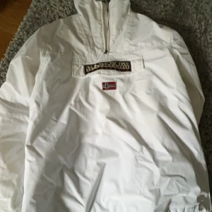 Napapijri jacka - Vit jacka från märket Napapijri. Riktigt bra skick, knappt använd. 