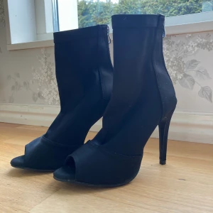 High Heels - Klackar som passar perfekt som dansskor, men också till fest!!! De är som nya, använda endast en gång tidigare.   Högklackade skor i tyg, öppen tå i fram och en dragkedja bak. Smala höga klackar (10 cm höga). 