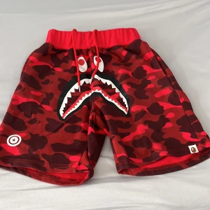 Bape shorts  - Bape shorts är jätte snygga och sköna. Artister som Xxxtentacion har bape shorts så de är kända och inte bara det de är snygga och sköna.