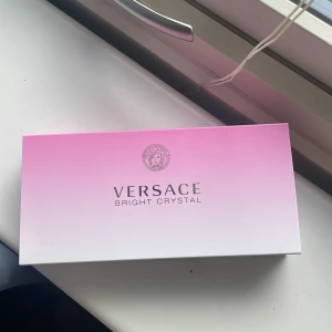 Versace Bright crystal - Ett Versace bright crystal kit med en parfym, tvål och body lotion som är helt ny och oanvänd💕 skriv för fler bilder eller funderingar 💗