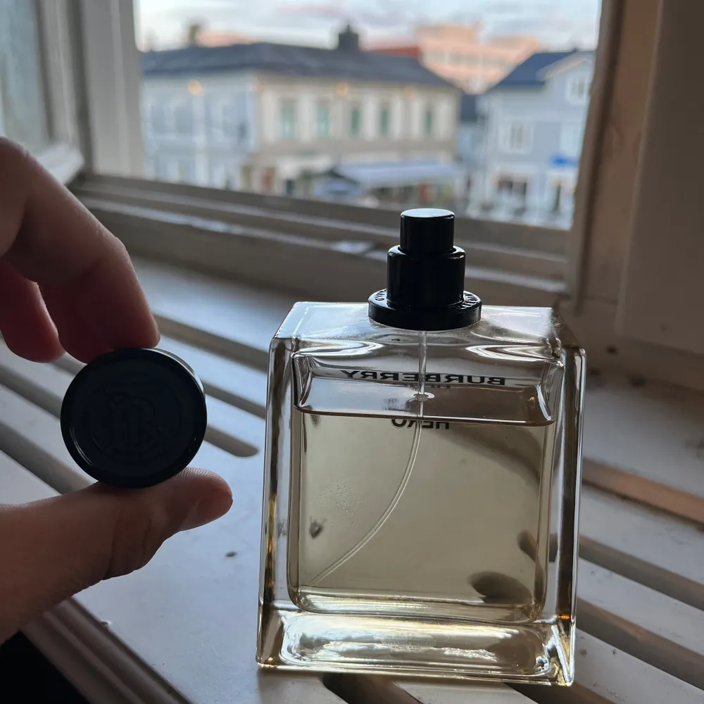 Säljer min burberry hero parfym för att den inte passar min stil direkt. 75-80% kvar av den, nyskick och om du har några frågor så finns jag i DM’s. Luktar som naturen med somrig lukt, kan andvändas året runt. Parfym.