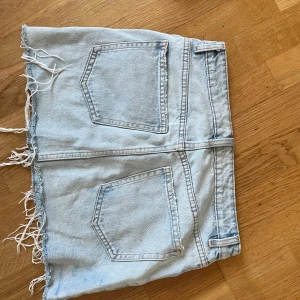 Jeans kjol - Säljer min snygga ljusblåa jeans kjol från zara, storlek 36 men skulle säga passar 34 lika bra