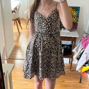 Sommarklänning - Så fin blommig sommarklänning i stl 34! Passar så bra nu i sommar!  Säljer pga för liten. Fint skick men köpt secondhand. Skriv privat för fler frågor eller bilder 💕