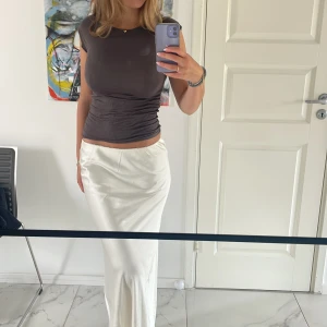 Design by si topp❤️‍🔥 - Superfin brun topp från design by si. Den absolut skönaste tröjan jag ägt!!🙌🙌💓💓Fläckarna är på spegeln och inte tröjan💓