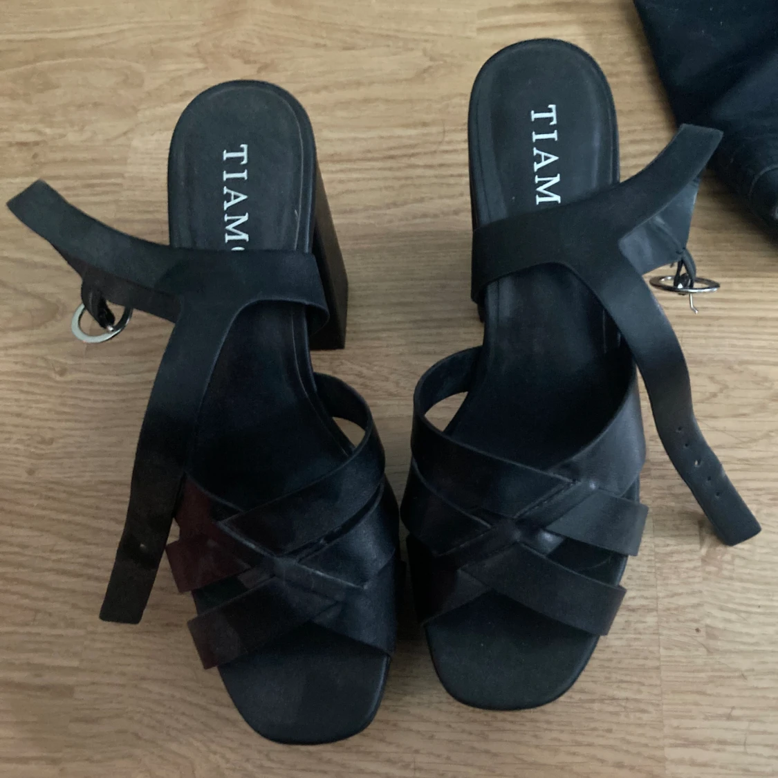 Svarta klackskor  - 91