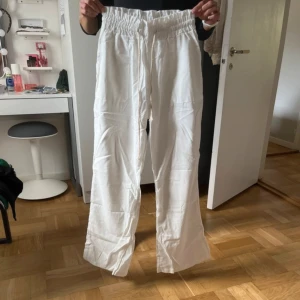 Linnebyxor  - Roxy liknande linnebyxor, har två strl M, mer högmidjade och genomskinliga än vanliga roxy, lätt att sy om till lågmidjade, helt nya aldrig använda 