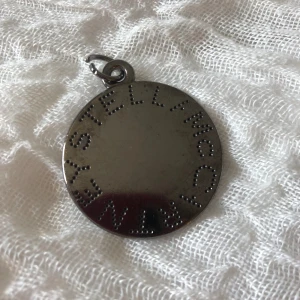 Stella McCartney Paljett - Min väska var i kass skick så tog av paljetten och slängde den. Går att sätta fast i kedjan om man stänger glappet!