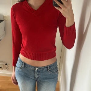 röd långarmad tröja - vintage röd stickad tröja (köpt utomlands),, det står storlek M men passar mer som ett S 🙌 perfekt längd med lågmidjade jeans,, är lite luddig  