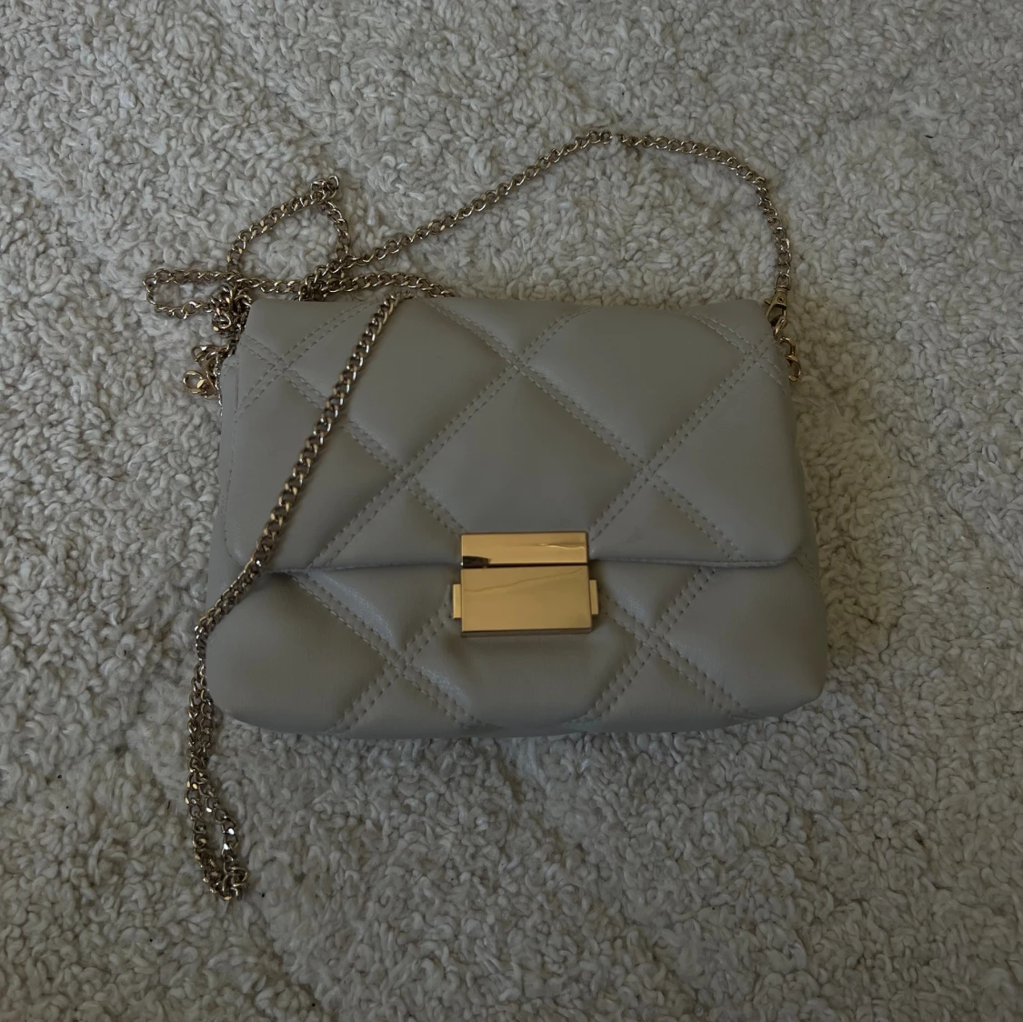 Liten oanvänd handväska 