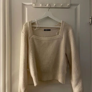 Vit stickad  - Aldrig använd, är mer vit i verkligheten 