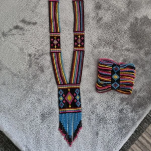 Halsband och armband  - Superfina design smycken som matchar fint  Använd bara en gång  