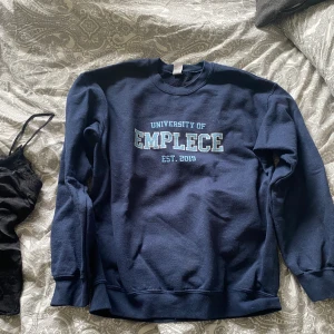 Sweatshirt  - Säljer en tröja som ja inte använder har en till i lite sämre skick men säljer den också köpt för 400 kr den är i sorken medium men passar s och xs om man gillar lite större tröjor 