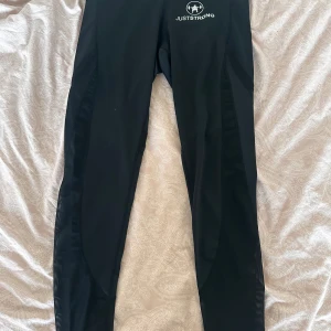 Tights - Ett par svarta träningstights i tunt skönt material, de finns som nät detaljer längs med bensluten vilket jag tycker va väldigt snyggt. De är använda ett fåtal gånger.  Dessvärre har de blivit för små och måste därför säljas. 