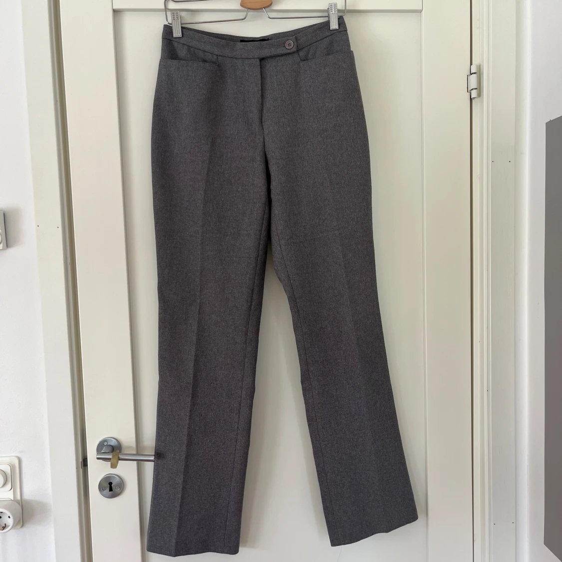 Gråa kostymbyxor 