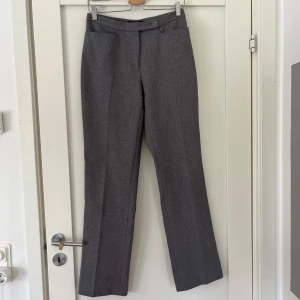 Gråa kostymbyxor  - Säljer dessa superfina gråa kostymbyxor som tyvärr är för små för mig! Köpta secondhand men är i superbra skick! Byxorna är väldigt små i storleken! Midjemått: 36 cm. Innerbenslängd: 81 cm. 🌷