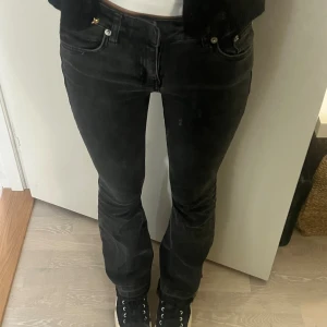 Low Waist Bootcut Jeans - Jättefina jeans jag köpte i vintras, har sprätt upp sömmen nere på byxorna så dem är ungefär 2 cm längre. Skulle säga att dem passar nån som är 160cm lång🙌🏻❣️