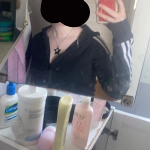 Tröja  - Jätte fin men de ä inte min stil längre så vore bättre om nån annan får en användning av den, den ser ut som ny 