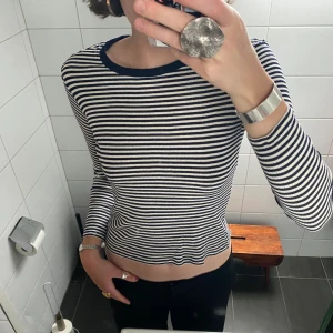 Randig tröja - Randig långärmad tröja i ribbat material