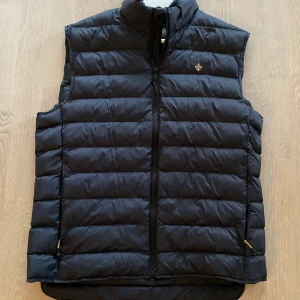Säljer Morris väst i nyskick - Vi säljer en ny marinblå Morris väst som används 3 gånger. Passar dig som har M i storlek. Vårt pris är 849kr från 1999kr nypris. 
