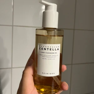 Skin1004 Centella cleansing oil  - Säljer min knappt använda cleansing oil som jag köpte för 339kr ny pris. Först som antingen köper denna eller min travelsize centella ampoule foam (vattenbaserad) så skickar jag med gratis toner samt serum från samma serie. Travel size båda, 1/3 kvar