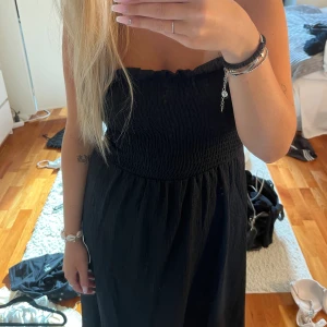 klänning  - helt ny med lapp kvar, svart klänning med lite volanger och sånt, strl S, 99kr