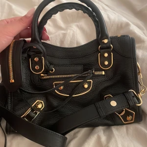 Balenciaga Mini City Bag - Aldrig använd. Har dust bag kvar. Köpt på miinto.se som jag har kvitto på. 