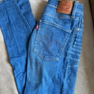 Levis jeans - Ett par rigtigt feta jeans ifrån Levis. Dom är i storleken s men sitter väldigt slim. Priset är ej hugget i sten🤝