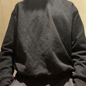 Svart tjocktröja H&M - Relaxed passform, riktigt snygg och skön tröja