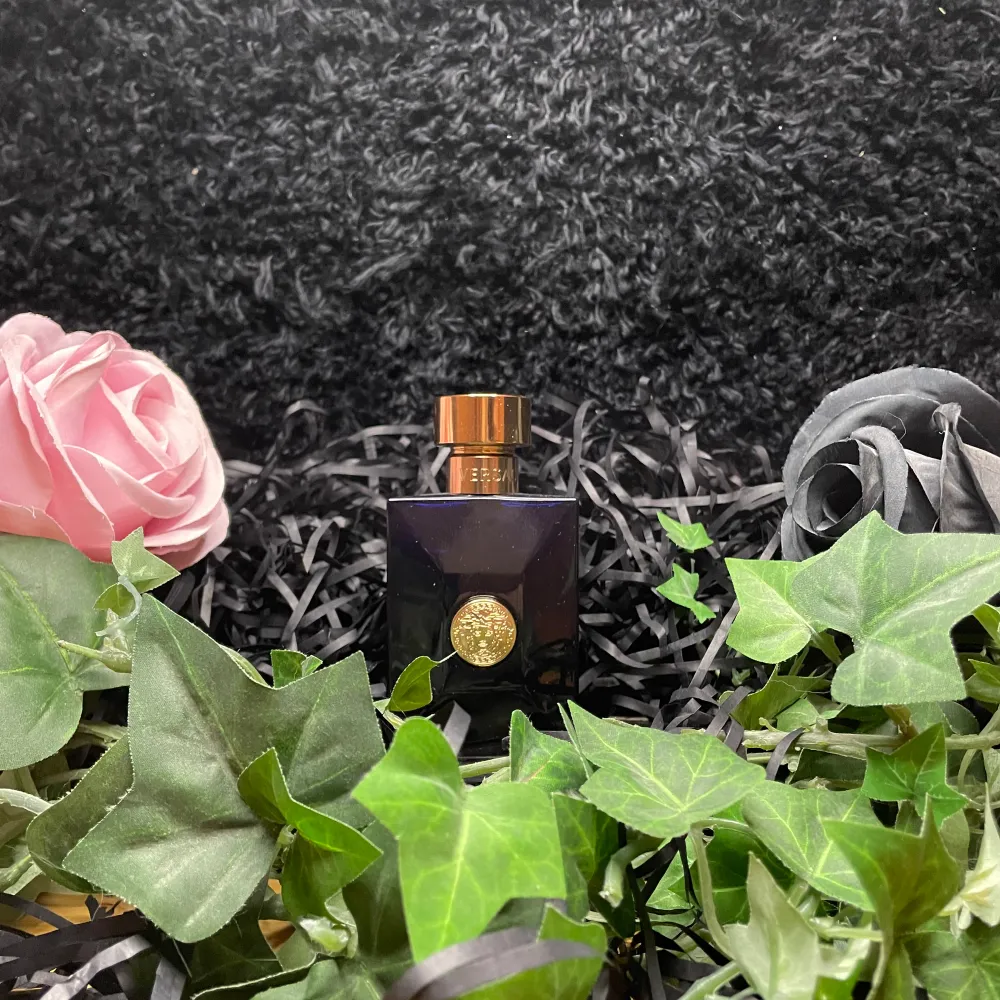 Sänkta Priser! Finns i 1,2,3,5,10ml Kontakta gärna oss innan ny köper Speciellt om du ska köpa fler än 1 dekant/sample, priser finns i bilden (1 gratis 1ml sample ingår alltid vid köp av 149kr eller mer✅). Perfume.